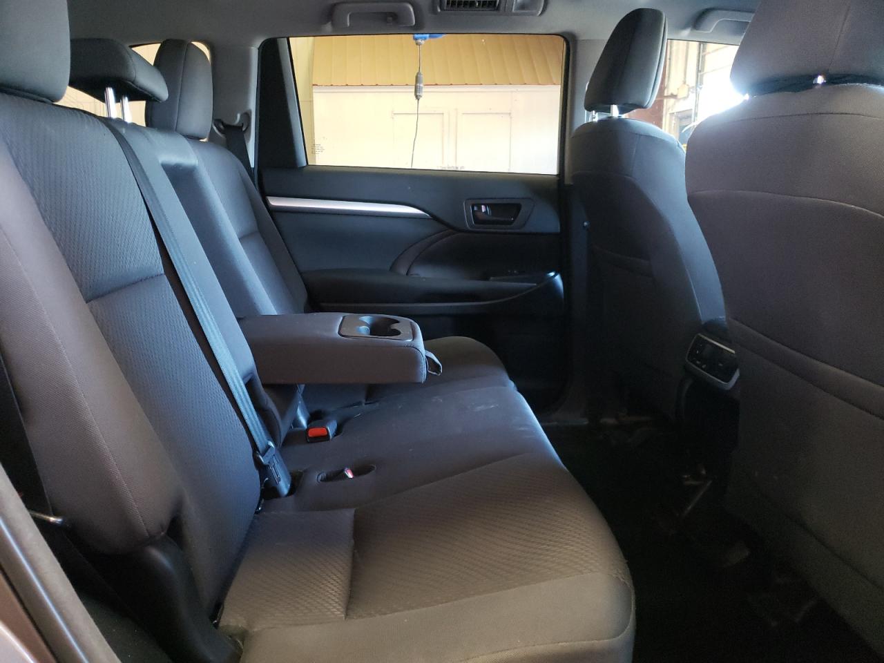 Photo 6 from auction – 2017 TOYOTA HIGHLANDER with VIN 5TDBZRFH4HS433085