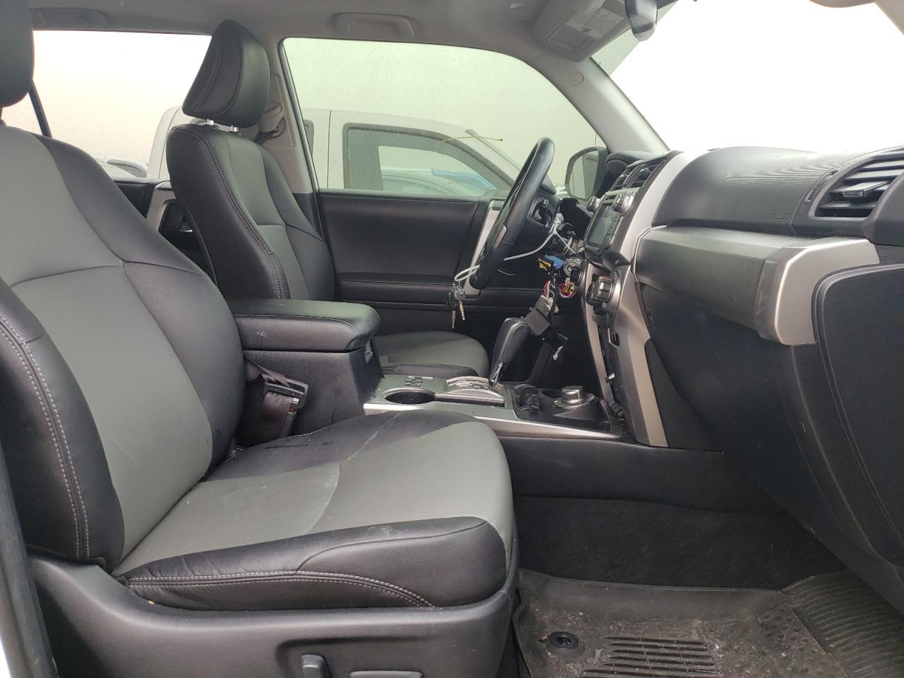 Photo 5 from auction – 2018 TOYOTA 4RUNNER SR with VIN JTEBU5JR4J5497237