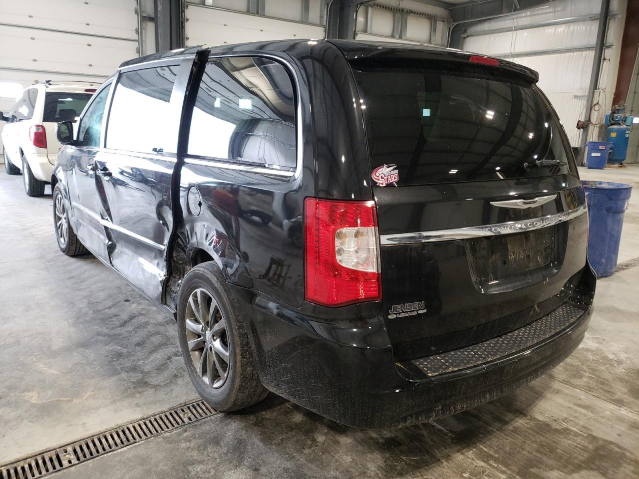Photo 3 from auction – 2016 CHRYSLER TOWN & COU with VIN 2C4RC1HG1GR120220