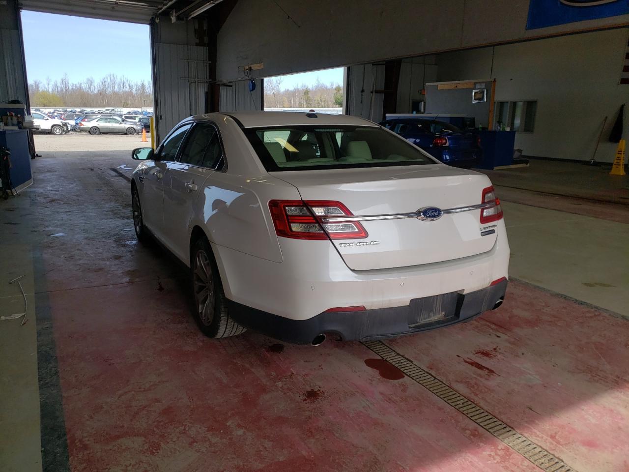 Photo 3 from auction – 2015 FORD TAURUS LIM with VIN 1FAHP2F86FG171834