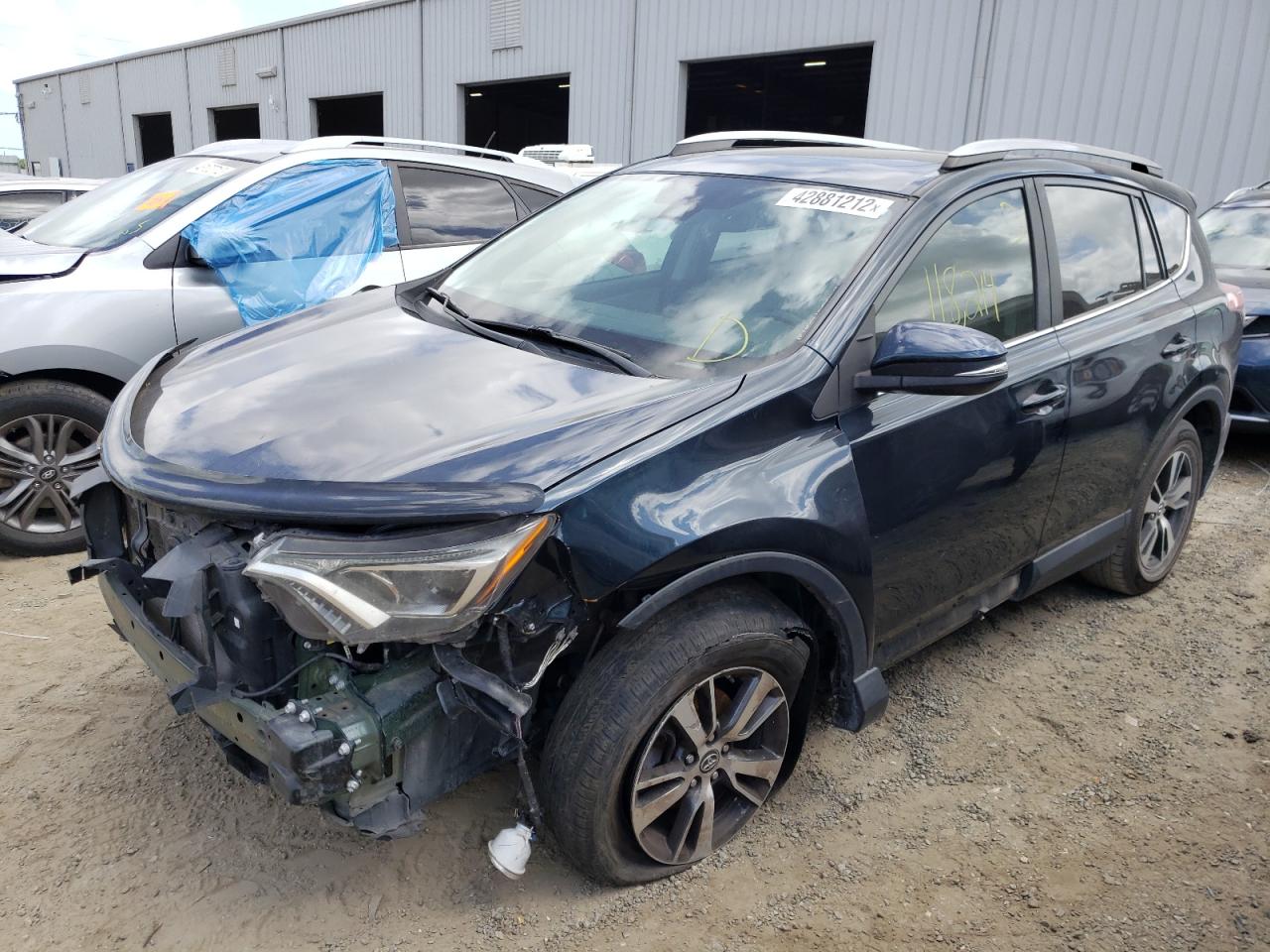 Photo 2 from auction – 2017 TOYOTA RAV4 XLE with VIN 2T3WFREV0HW369398