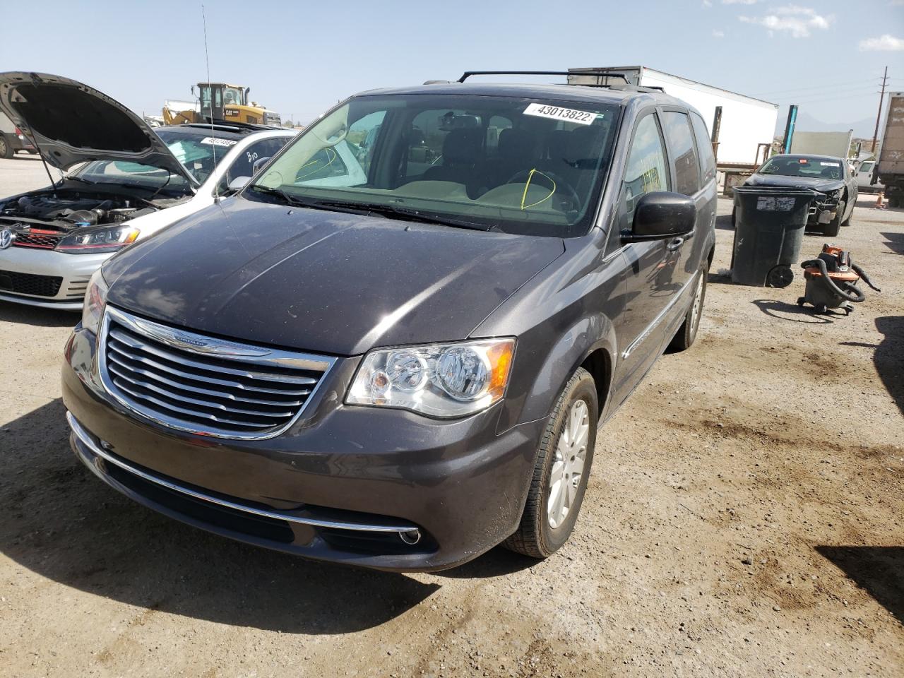 Photo 2 from auction – 2015 CHRYSLER TOWN & COU with VIN 2C4RC1BGXFR565384