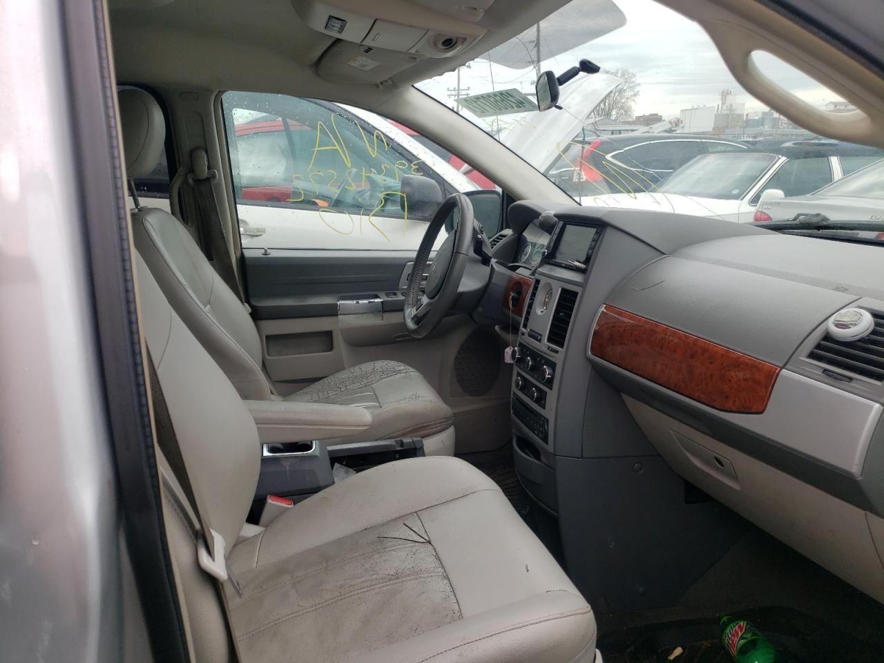 Photo 5 from auction – 2008 CHRYSLER TOWN & COU with VIN 2A8HR54P58R788653
