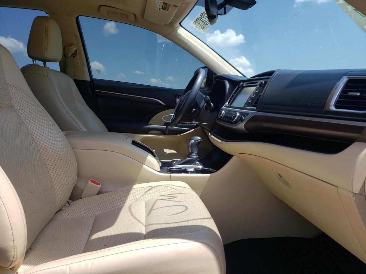 Photo 5 from auction – 2016 TOYOTA HIGHLANDER with VIN 5TDYKRFH4GS126996