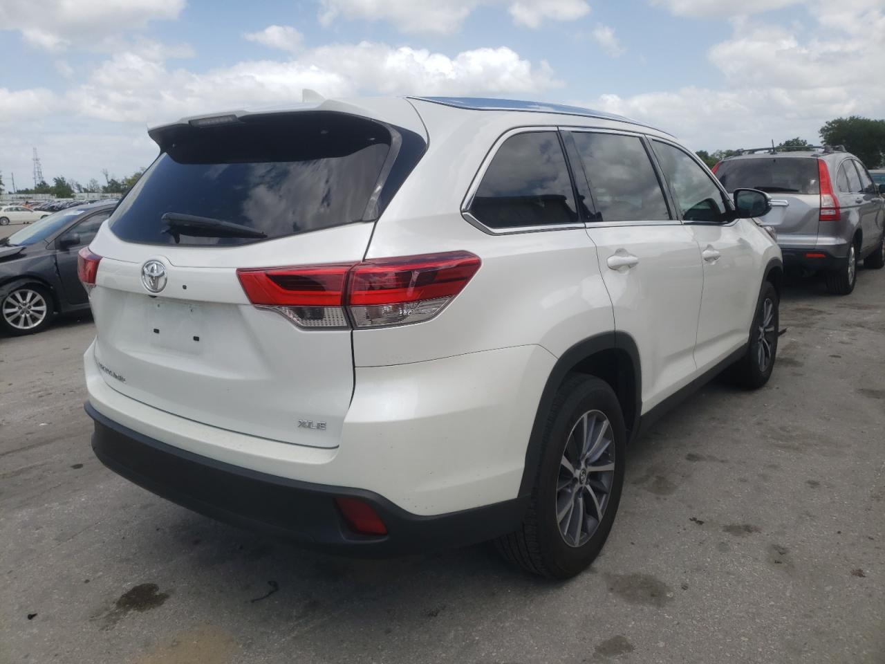 Photo 17 from auction – 2019 TOYOTA HIGHLANDER with VIN 5TDKZRFH0KS564294