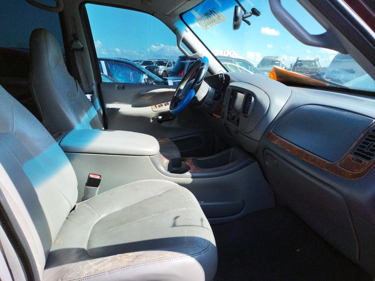 Photo 5 from auction – 2001 FORD EXPEDITION with VIN 1FMRU15L11LA61907