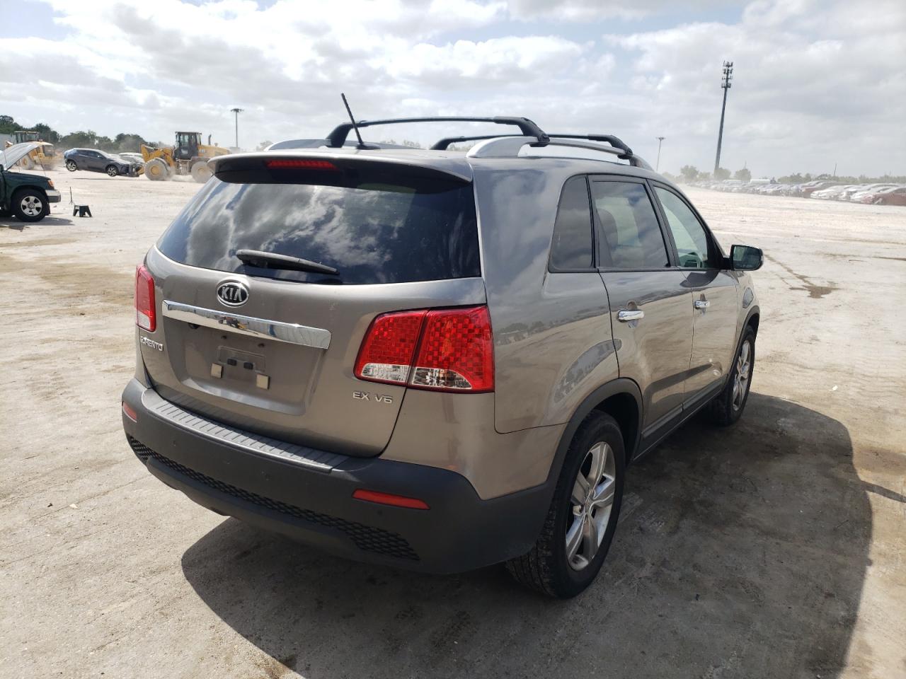 Photo 4 from auction – 2012 KIA SORENTO EX with VIN 5XYKU4A2XCG262952