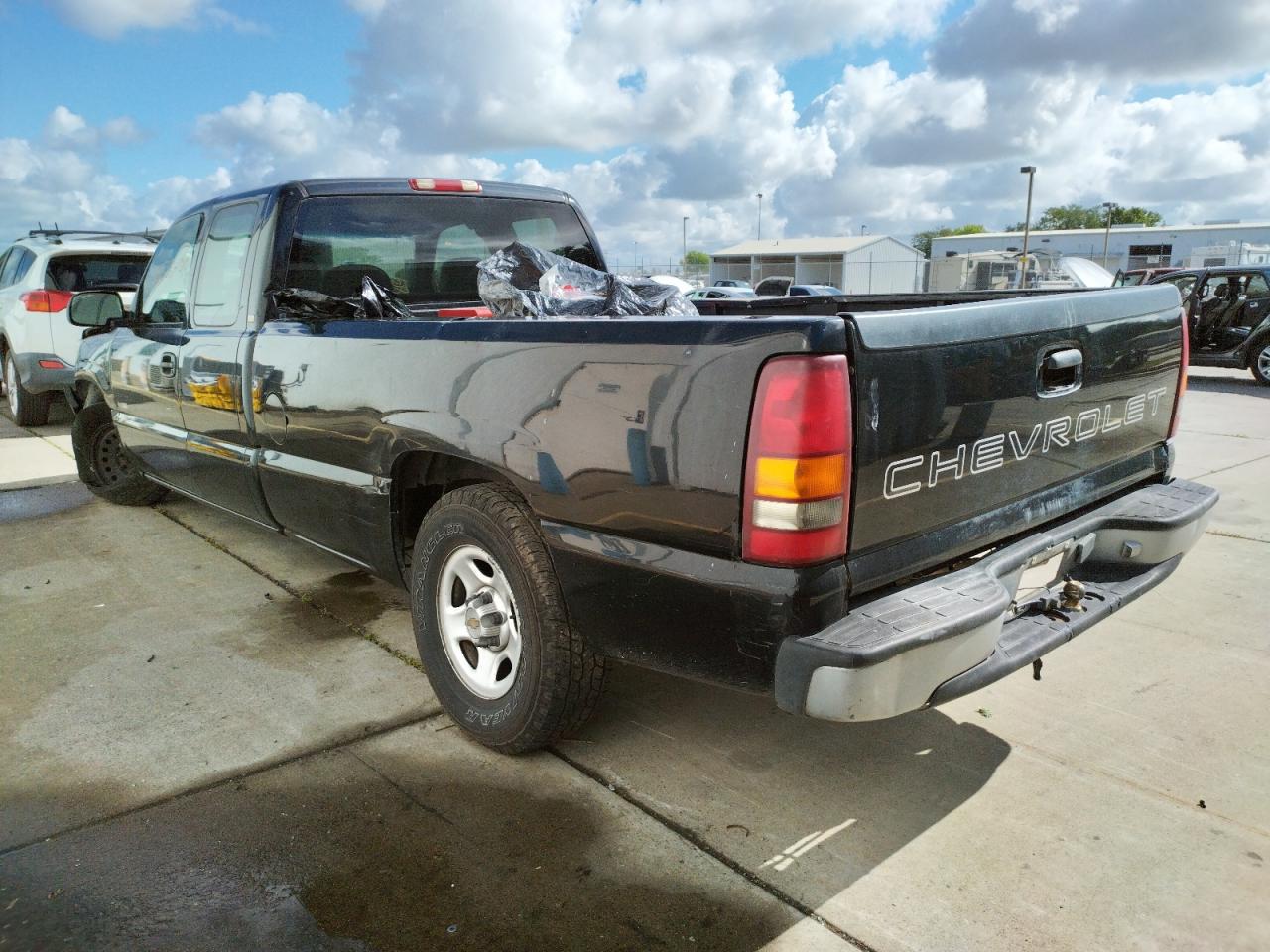 Photo 3 from auction – 2000 CHEVROLET SILVERADO with VIN 1GCEC19V1YE327488