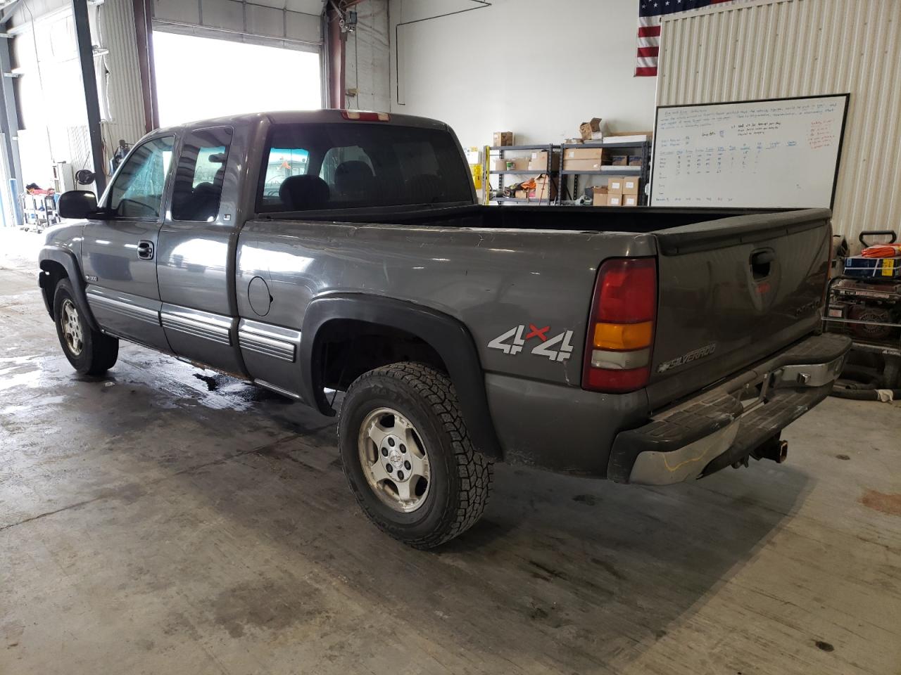 Photo 3 from auction – 2000 CHEVROLET SILVERADO with VIN 2GCEK19T9Y1156458