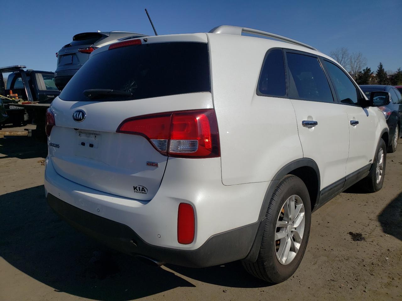 Photo 4 from auction – 2015 KIA SORENTO LX with VIN 5XYKTCA69FG643969