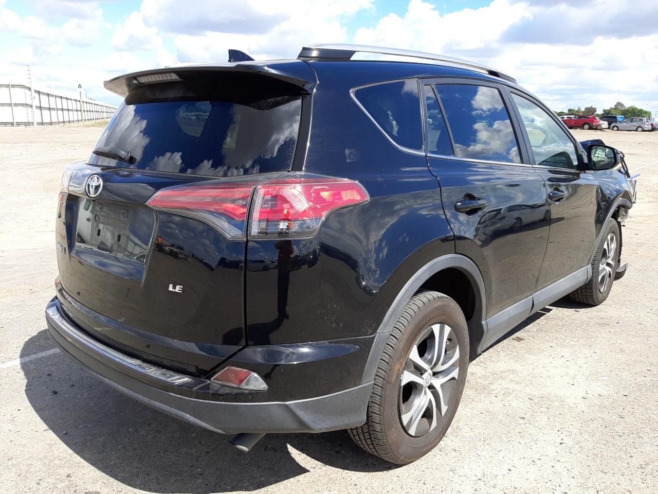 Photo 4 from auction – 2017 TOYOTA RAV4 LE with VIN 2T3ZFREV5HW368132