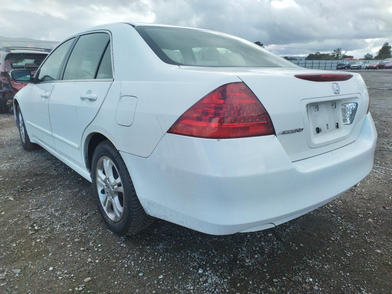 Photo 3 from auction – 2007 HONDA ACCORD with VIN JHMCM56347C013695