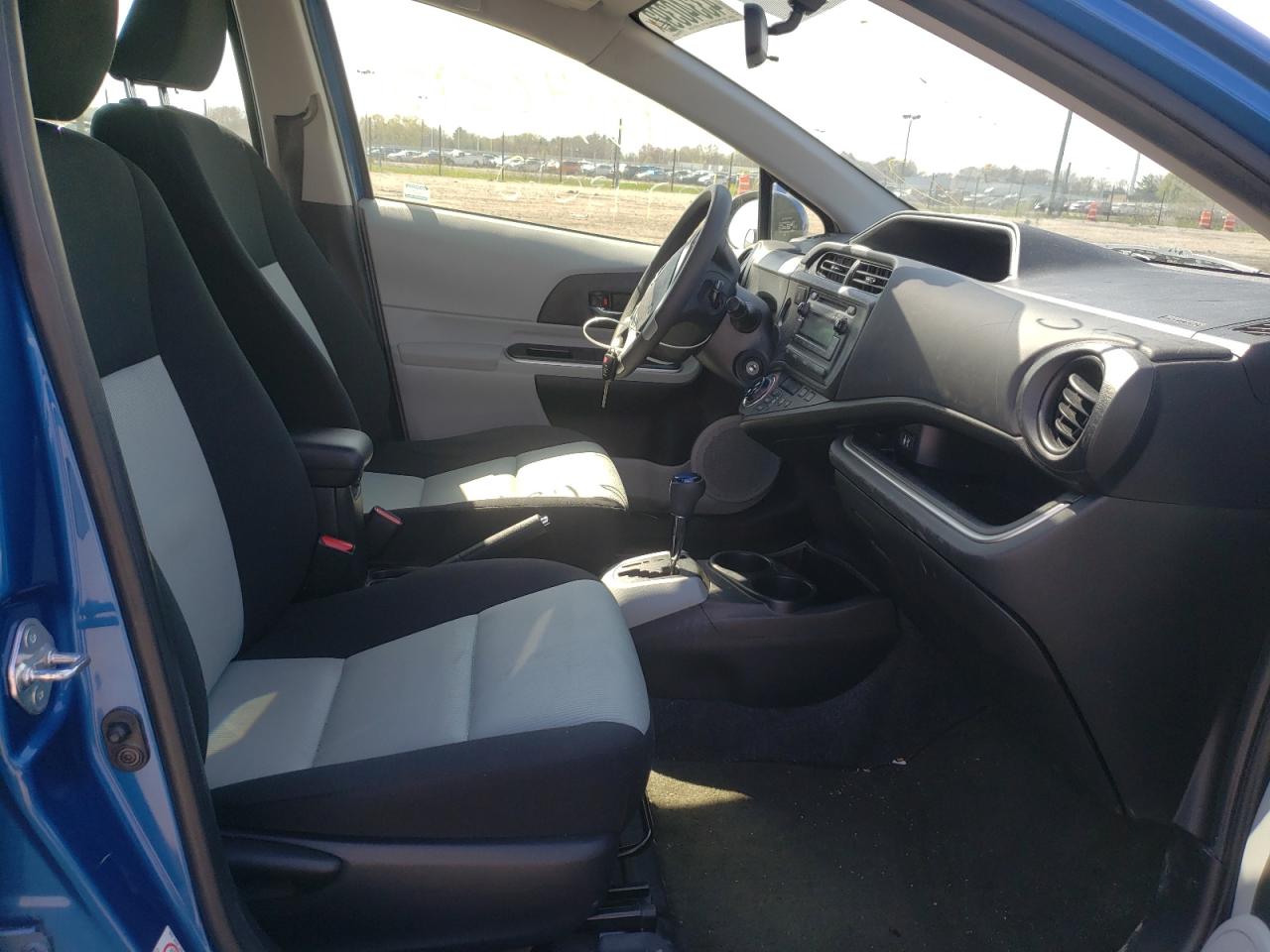 Photo 5 from auction – 2014 TOYOTA PRIUS C with VIN JTDKDTB34E1076084