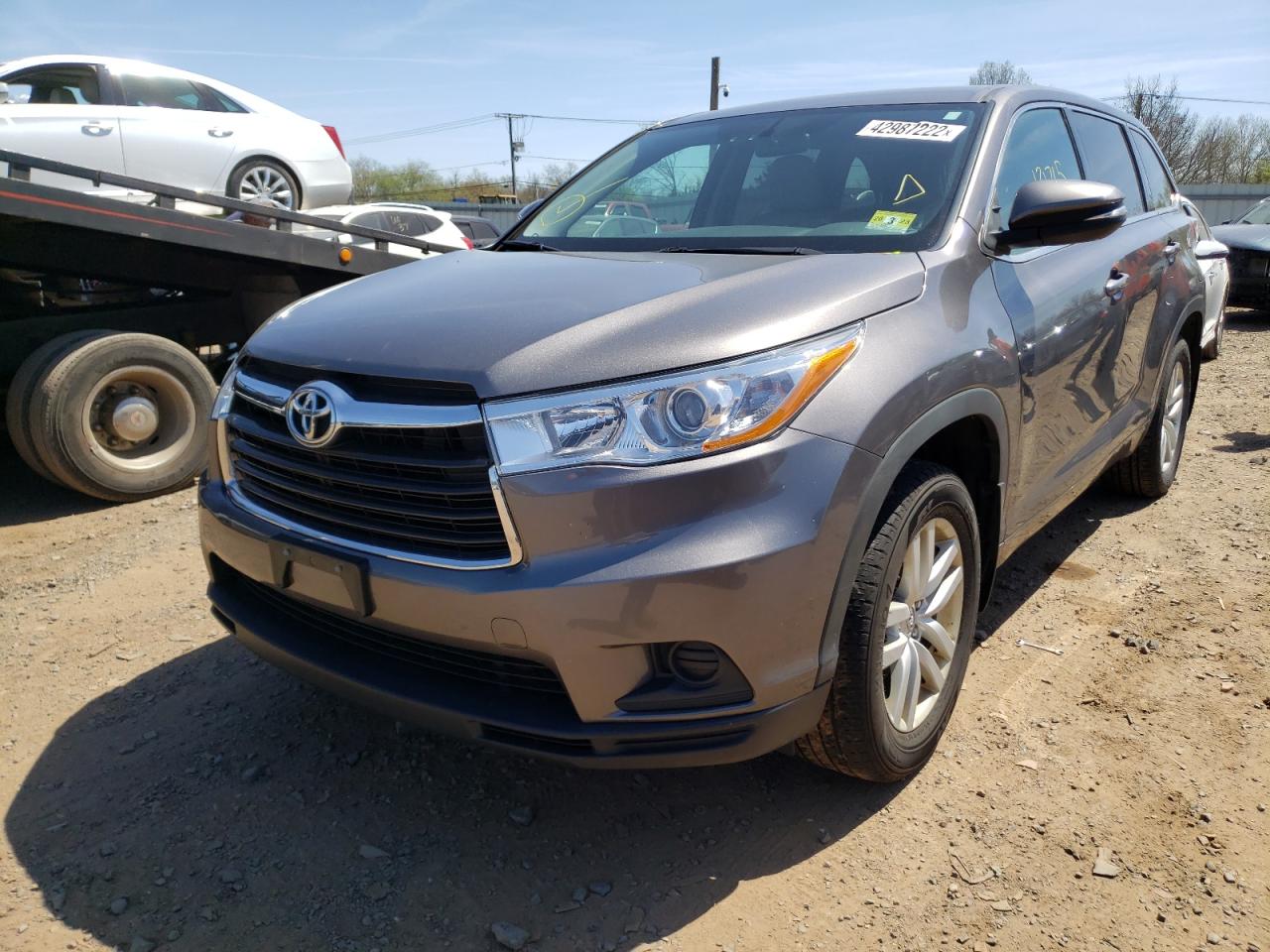 Photo 2 from auction – 2014 TOYOTA HIGHLANDER with VIN 5TDBKRFH1ES045828