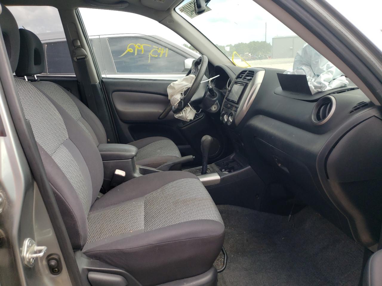 Photo 5 from auction – 2005 TOYOTA RAV4 with VIN JTEGD20V350069634