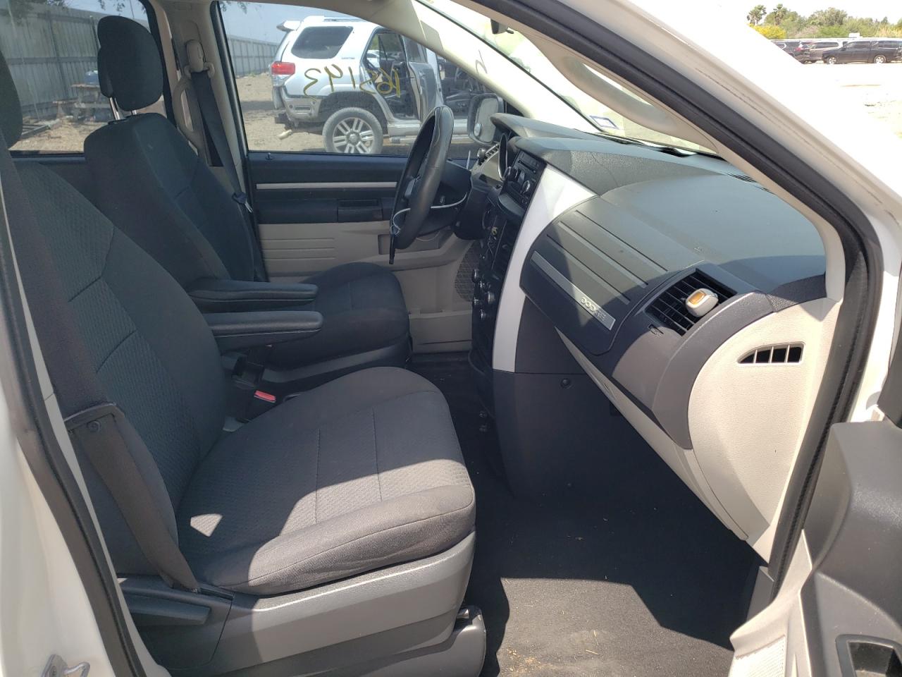 Photo 5 from auction – 2010 DODGE GRAND CARA with VIN 2D4RN4DE4AR425396