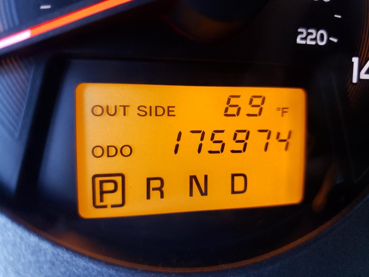 Photo 8 from auction – 2006 TOYOTA RAV4 with VIN JTMZD33V066015463