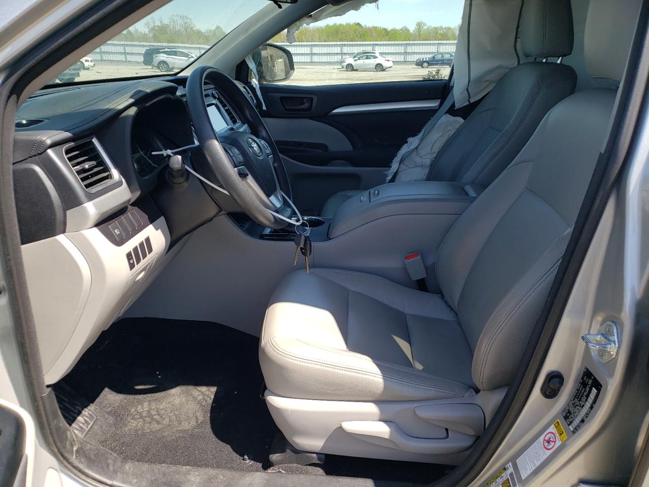 Photo 5 from auction – 2017 TOYOTA HIGHLANDER with VIN 5TDBZRFH2HS459328