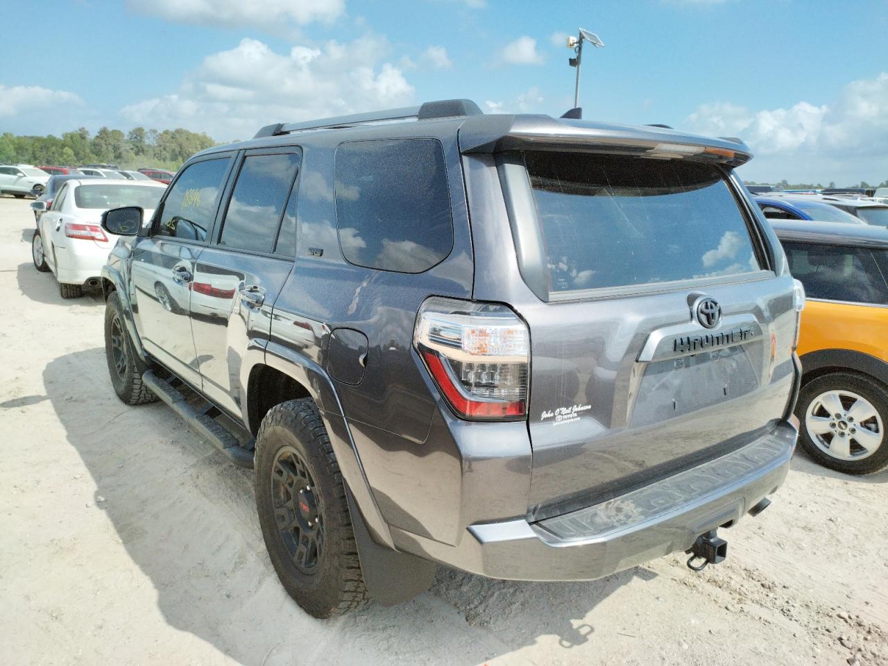 Photo 3 from auction – 2021 TOYOTA 4RUNNER SR with VIN JTEFU5JRXM5240654