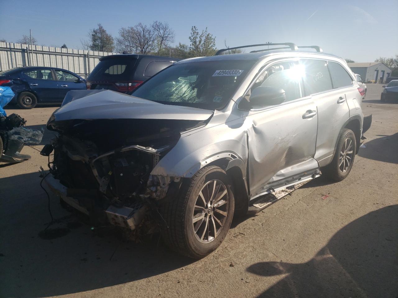 Photo 2 from auction – 2017 TOYOTA HIGHLANDER with VIN 5TDJZRFHXHS422765