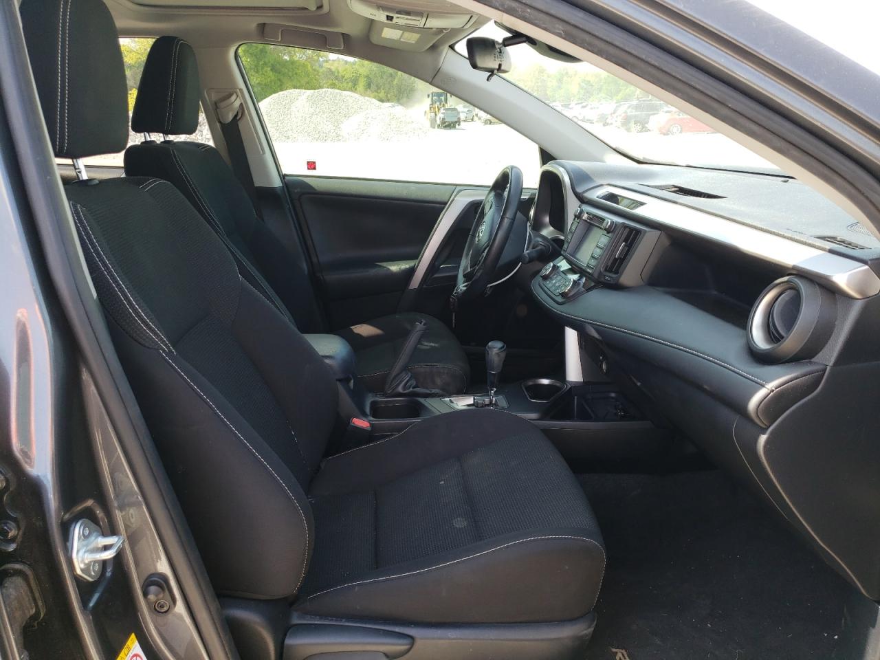 Photo 5 from auction – 2017 TOYOTA RAV4 XLE with VIN JTMWFREV8HD104001