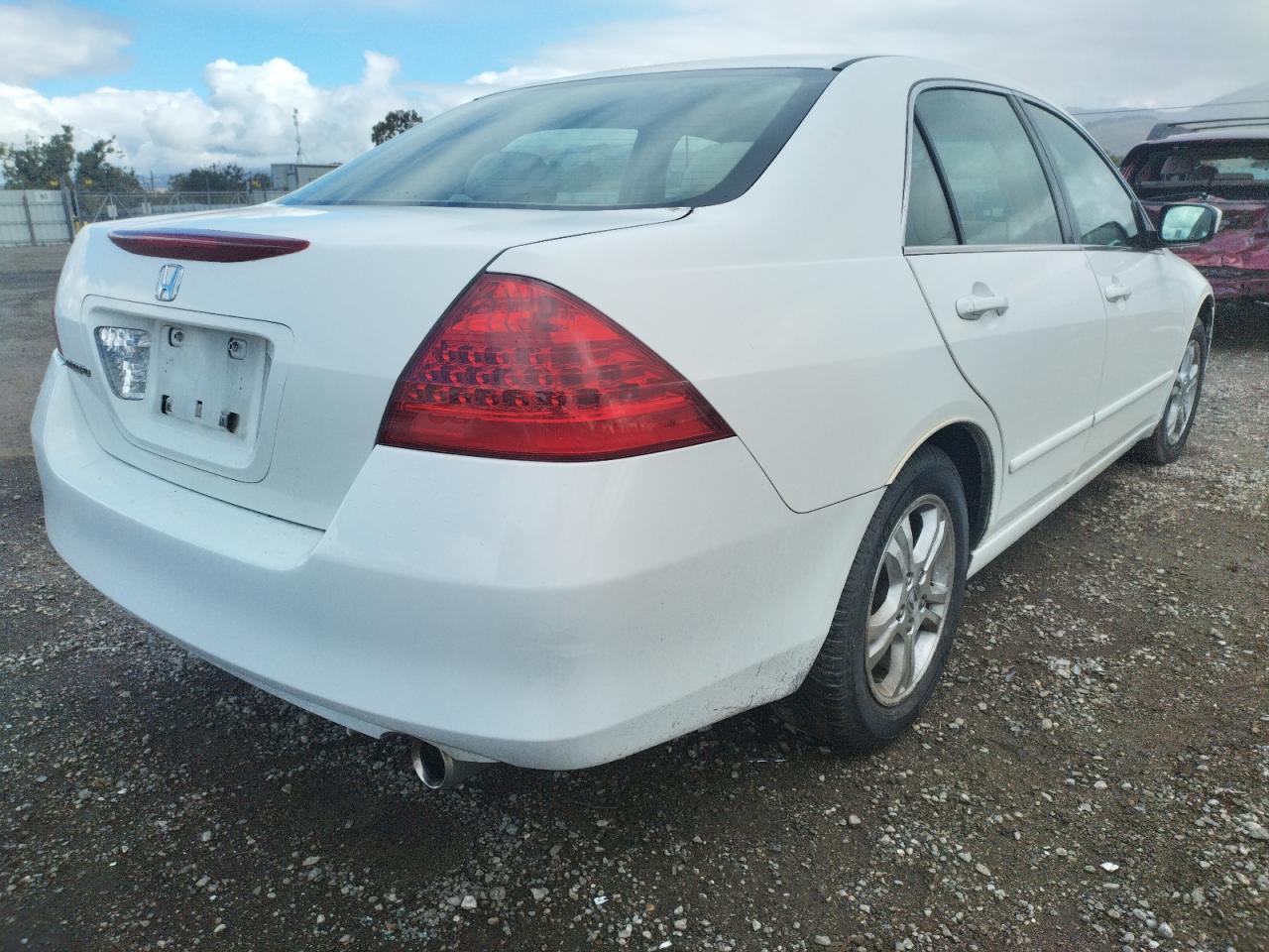 Photo 4 from auction – 2007 HONDA ACCORD with VIN JHMCM56347C013695