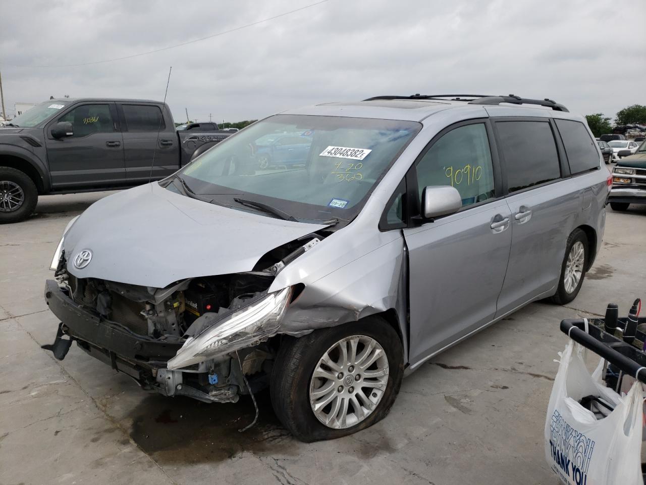Photo 2 from auction – 2013 TOYOTA SIENNA XLE with VIN 5TDYK3DC8DS294852