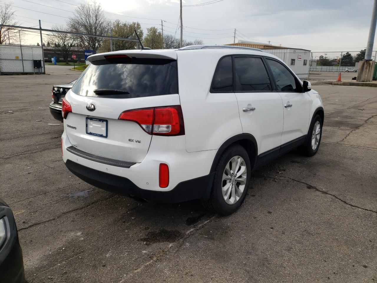 Photo 4 from auction – 2015 KIA SORENTO EX with VIN 5XYKU4A74FG622393