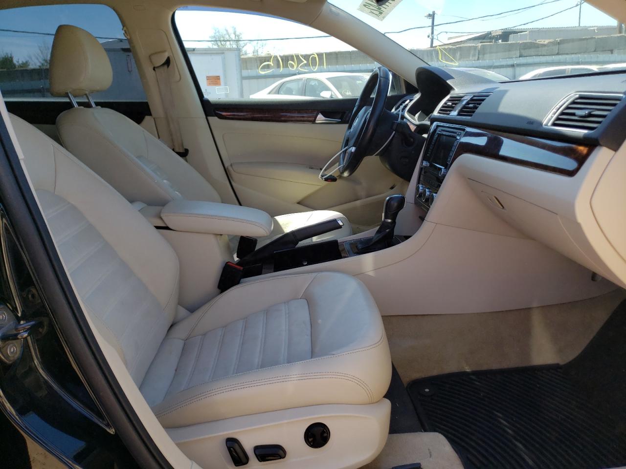 Photo 5 from auction – 2012 VOLKSWAGEN PASSAT SEL with VIN 1VWCN7A37CC002893