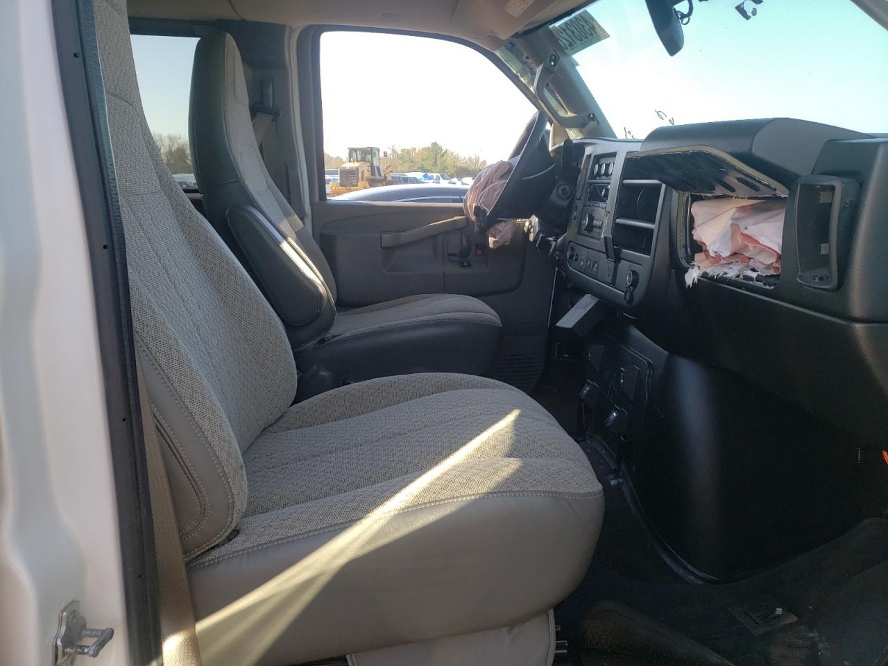 Photo 5 from auction – 2018 CHEVROLET EXPRESS G3 with VIN 1GAZGPFG1J1256166