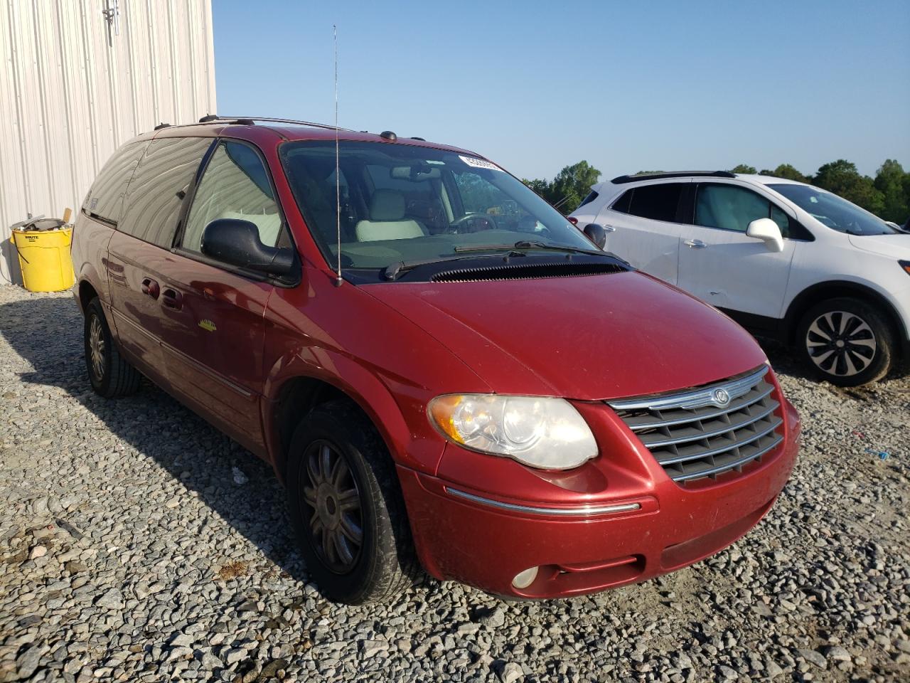 CHRYSLER TOWN & COU 2005 with VIN 2C8GP64L05R333876 - Photo from auction
