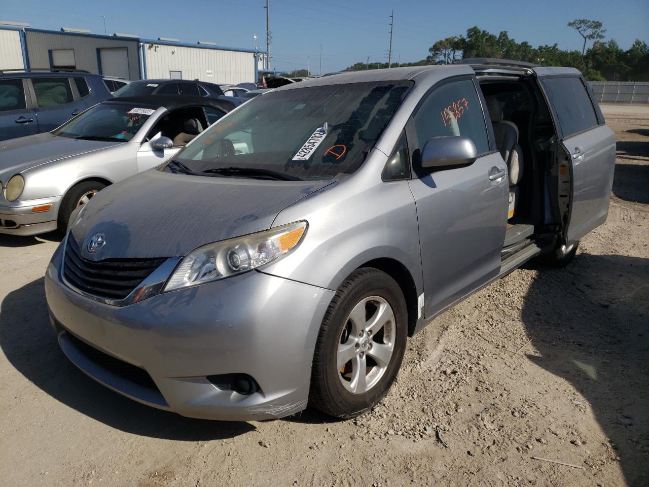 Photo 2 from auction – 2013 TOYOTA SIENNA LE with VIN 5TDKK3DC2DS348829