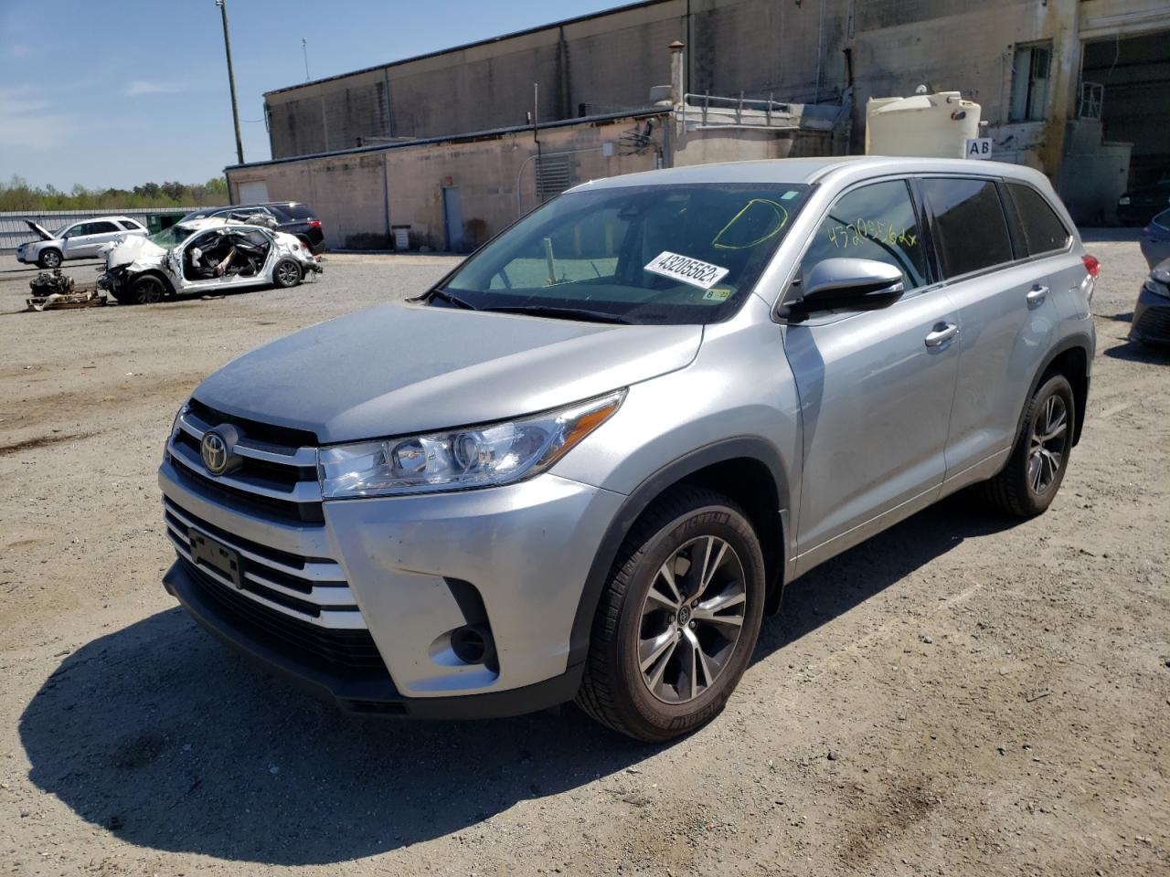 Photo 2 from auction – 2017 TOYOTA HIGHLANDER with VIN 5TDBZRFH2HS459328