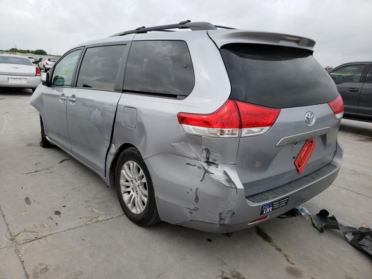 Photo 3 from auction – 2013 TOYOTA SIENNA XLE with VIN 5TDYK3DC8DS294852