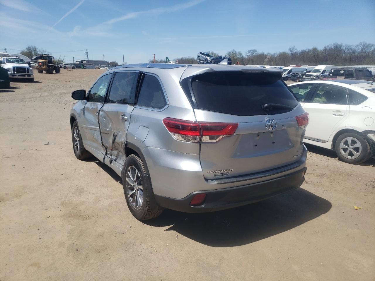Photo 3 from auction – 2017 TOYOTA HIGHLANDER with VIN 5TDJZRFH3HS425863