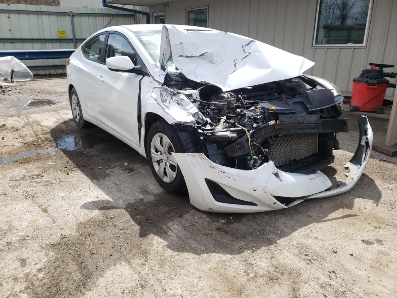 HYUNDAI ELANTRA SE 2016 with VIN 5NPDH4AE3GH739033 - Photo from auction