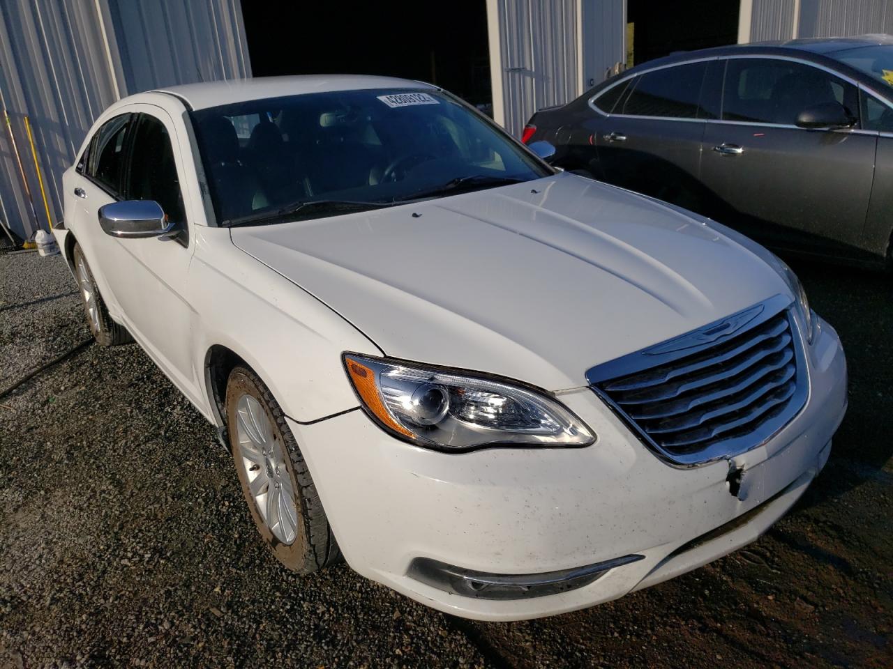 CHRYSLER 200 LIMITE 2014 with VIN 1C3CCBCGXEN100517 - Photo from auction
