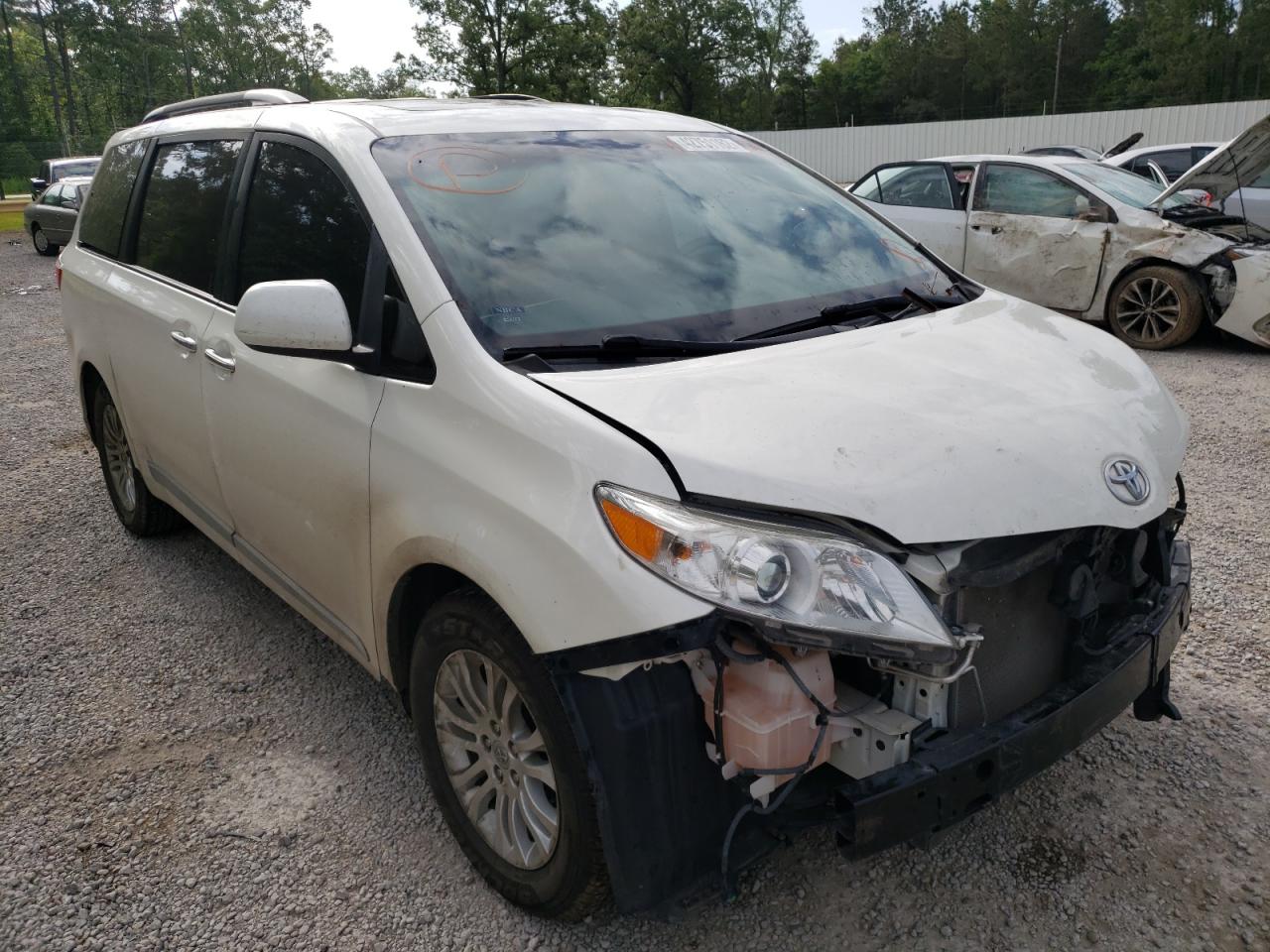 TOYOTA SIENNA XLE 2016 with VIN 5TDYK3DCXGS761693 - Photo from auction