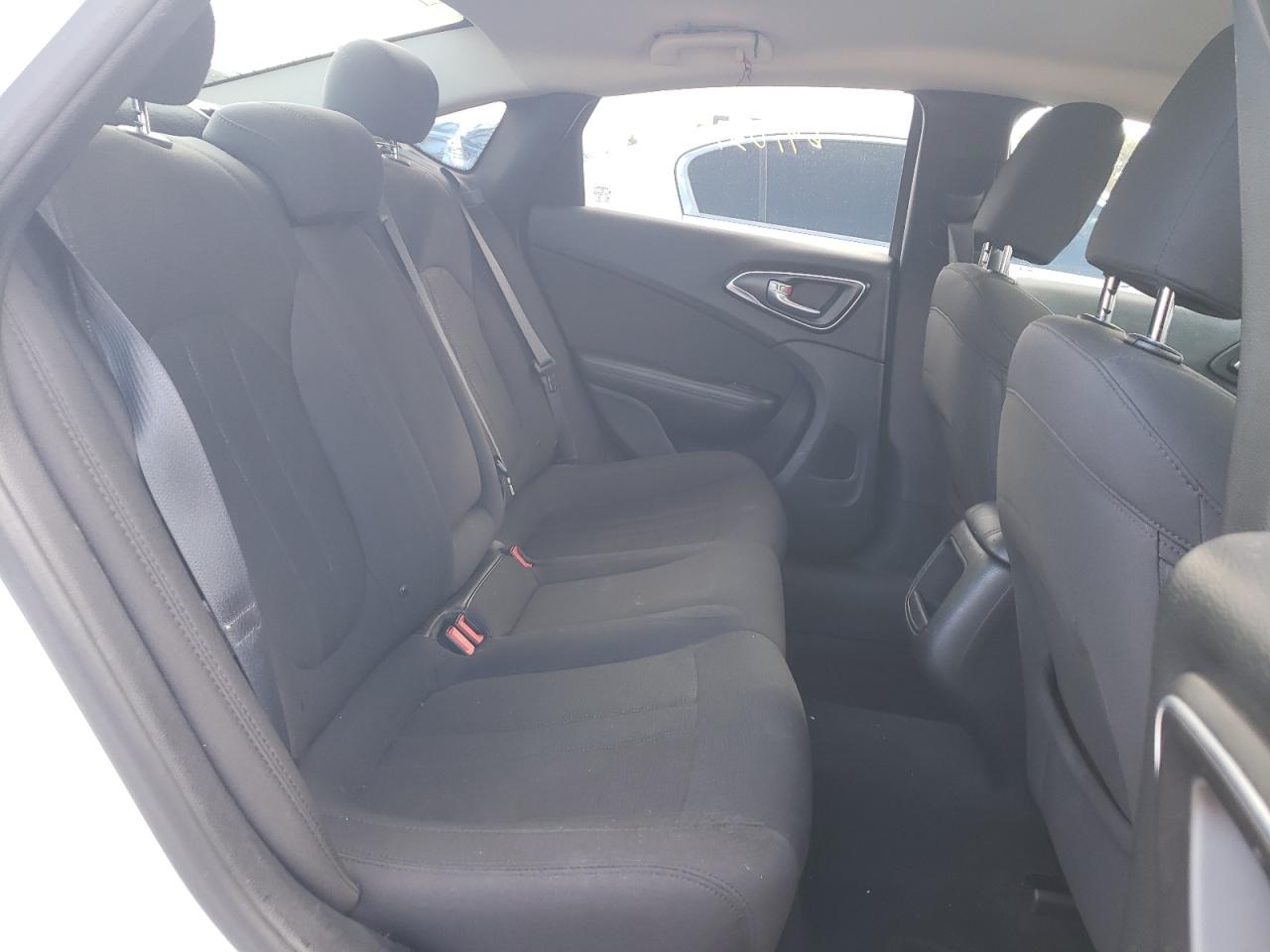 Photo 6 from auction – 2015 CHRYSLER 200 LIMITE with VIN 1C3CCCAB1FN752523