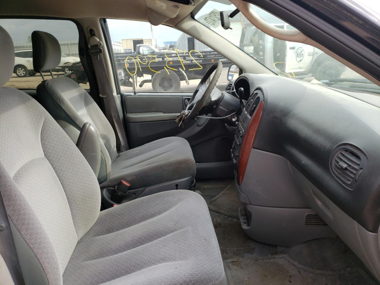 Photo 5 from auction – 2005 CHRYSLER TOWN & COU with VIN 2C4GP44RX5R590084