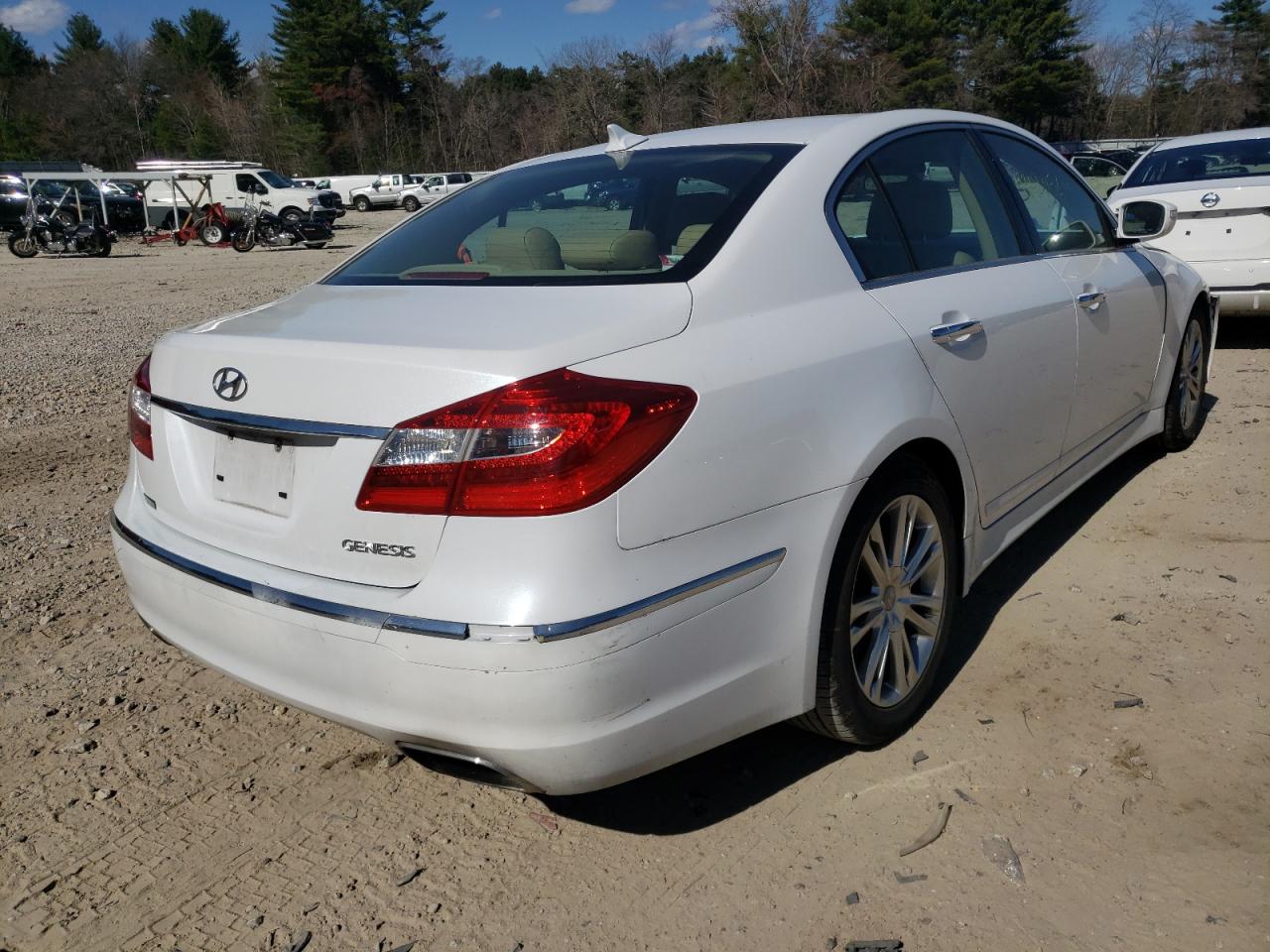 Photo 4 from auction – 2014 HYUNDAI GENESIS 3. with VIN KMHGC4DD7EU263172
