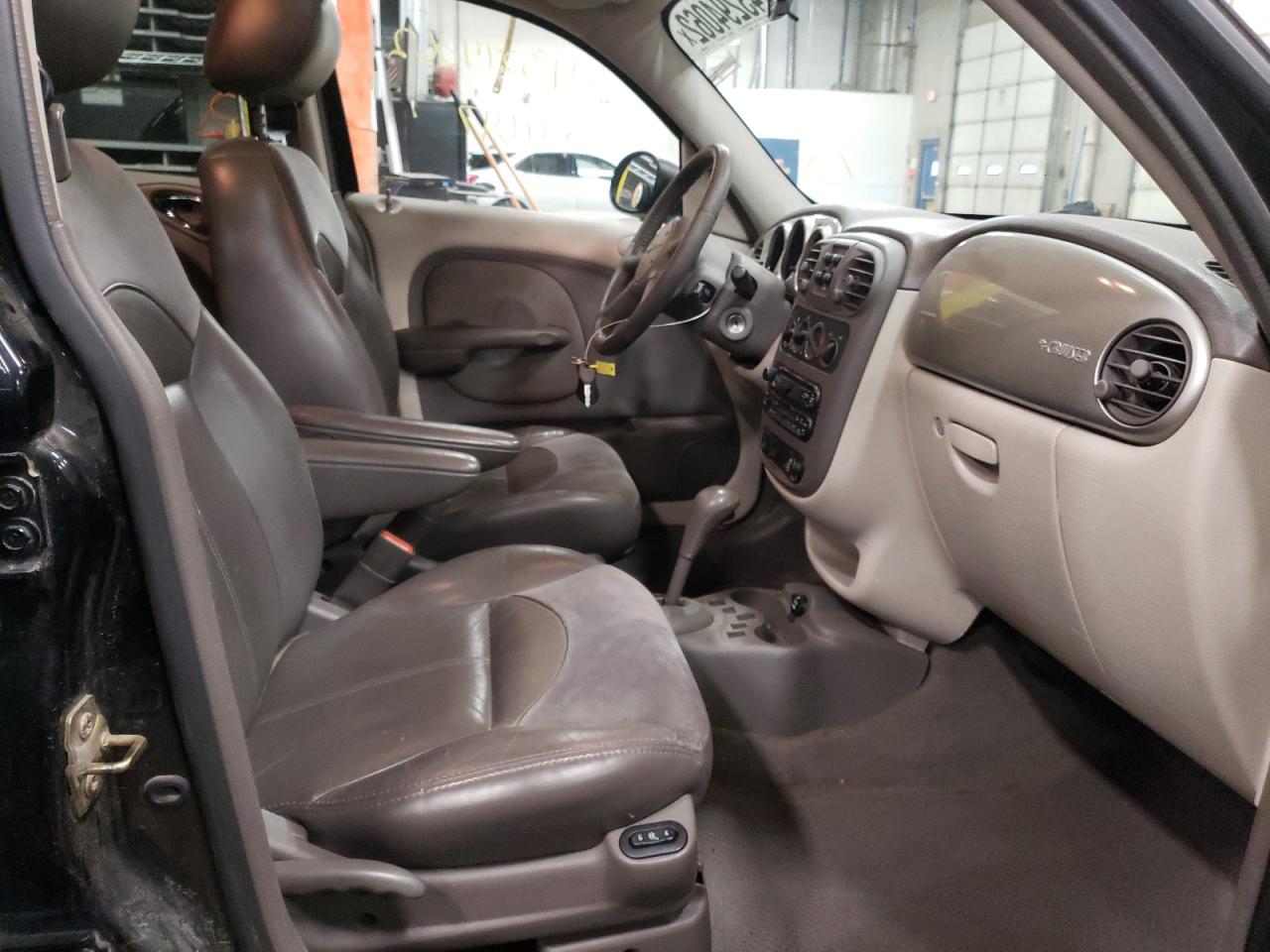 Photo 5 from auction – 2002 CHRYSLER PT CRUISER with VIN 3C8FY68B12T386265