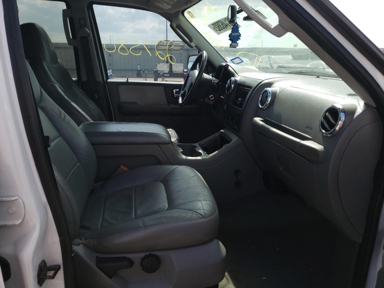 Photo 5 from auction – 2005 FORD EXPEDITION with VIN 1FMPU155X5LA85038