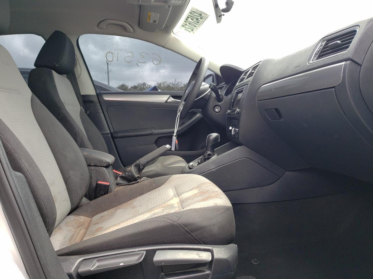 Photo 5 from auction – 2017 VOLKSWAGEN JETTA S with VIN 3VW2B7AJXHM250595