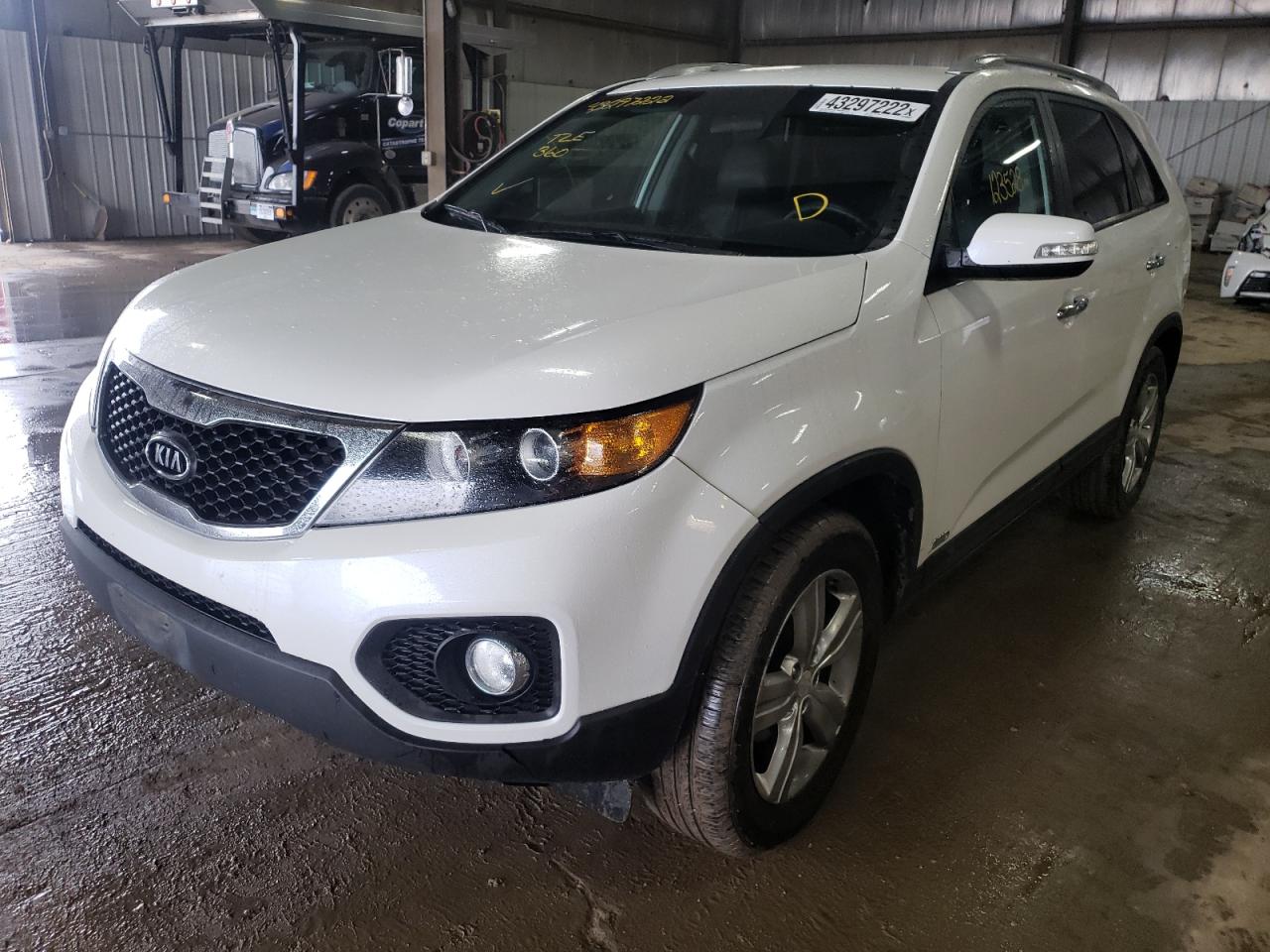 Photo 2 from auction – 2013 KIA SORENTO EX with VIN 5XYKUDA25DG321469