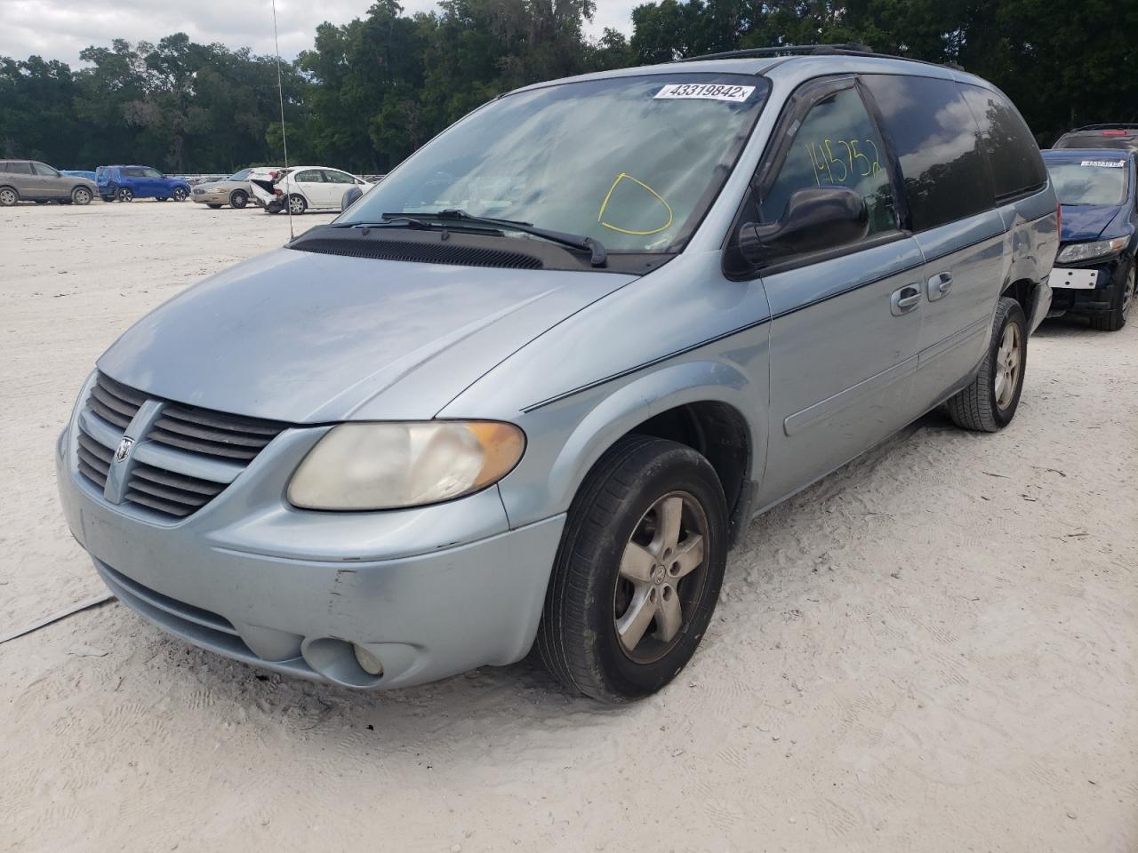 Photo 2 from auction – 2005 DODGE GRAND CARA with VIN 2D8GP44L05R477239