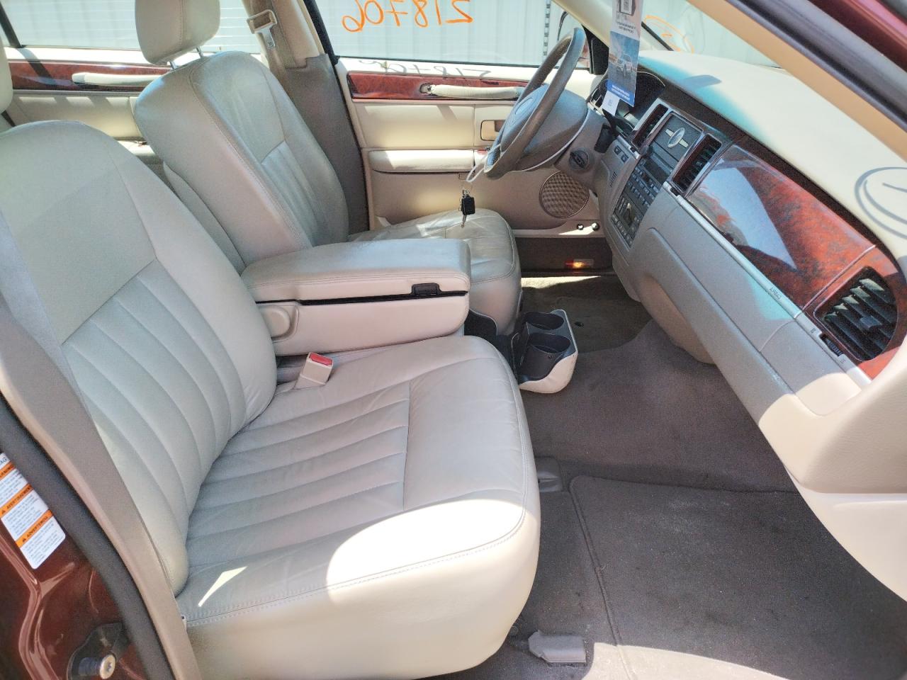 Photo 5 from auction – 2004 LINCOLN TOWN CAR E with VIN 1LNHM81W94Y627663