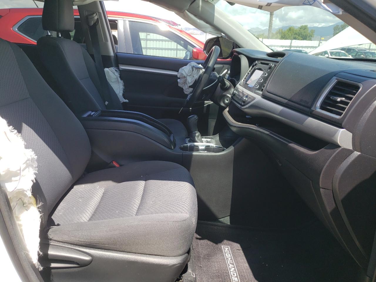Photo 5 from auction – 2016 TOYOTA HIGHLANDER with VIN 5TDZKRFHXGS182784