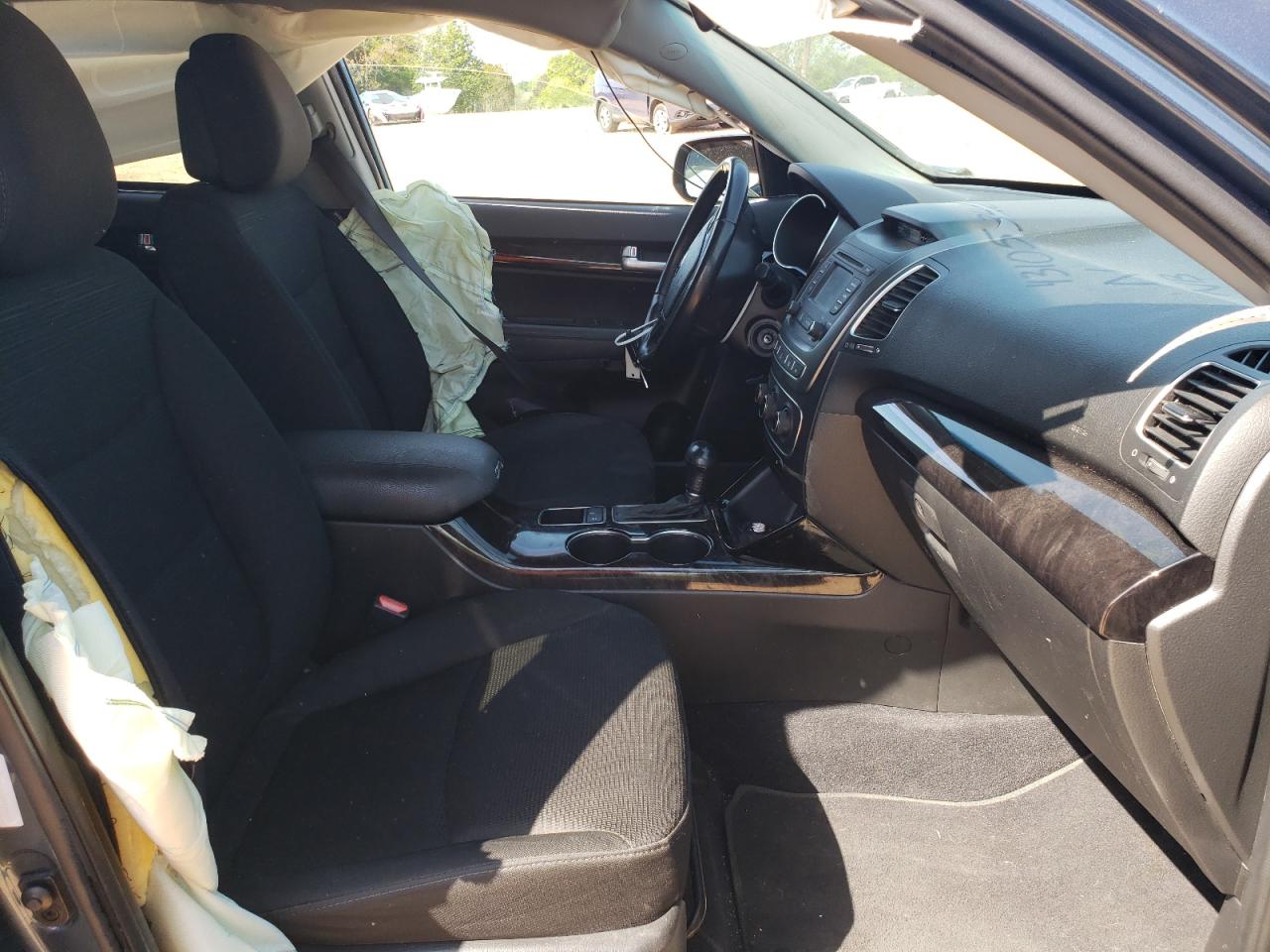 Photo 5 from auction – 2014 KIA SORENTO LX with VIN 5XYKTCA67EG478177