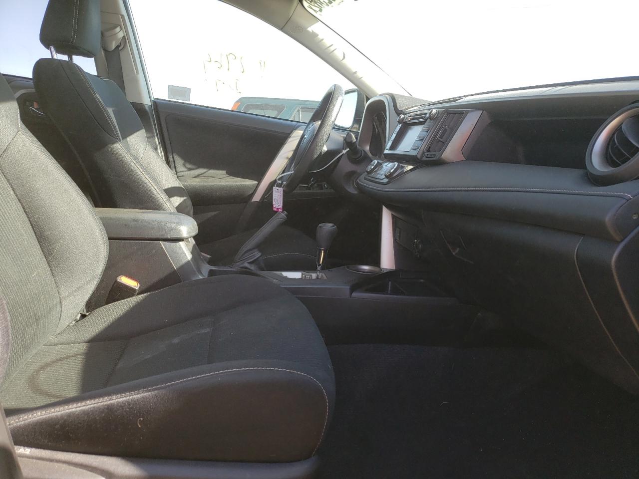 Photo 5 from auction – 2015 TOYOTA RAV4 XLE with VIN 2T3RFREV2FW295363